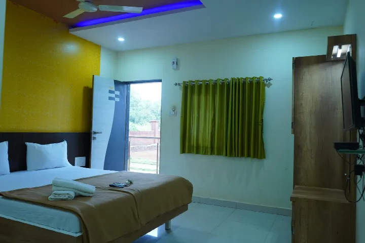 AC Deluxe room with lake-facing window