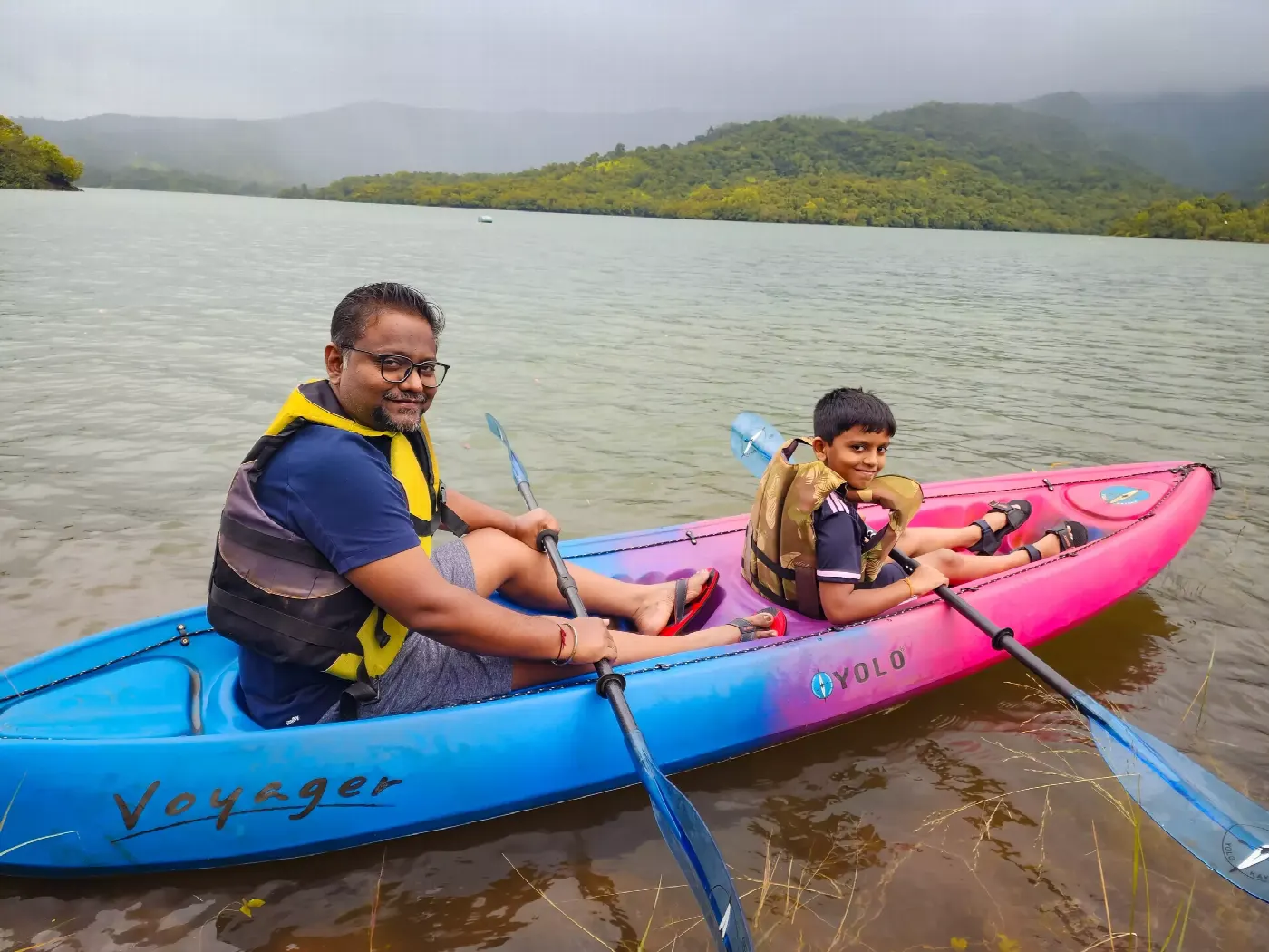 Guests kayaking on the Koyna backwaters at Tapola